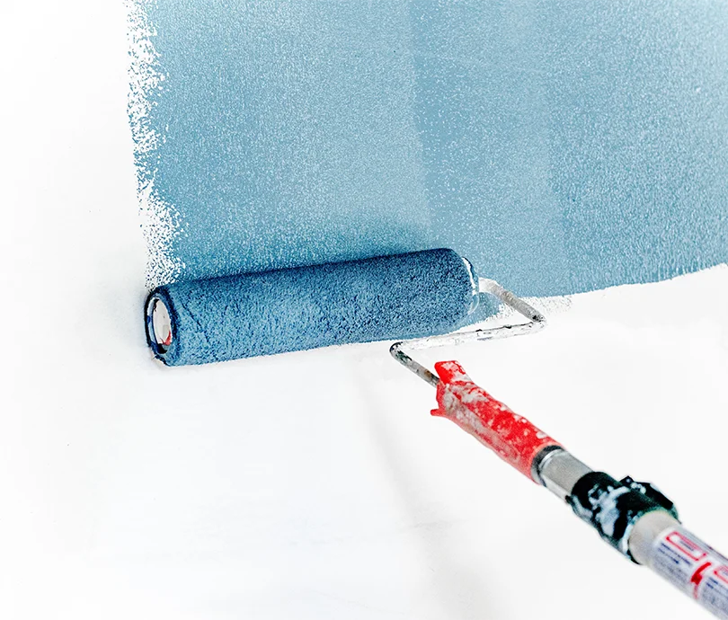 Krecenje zida u plavu boju sa cetkom za krecenje